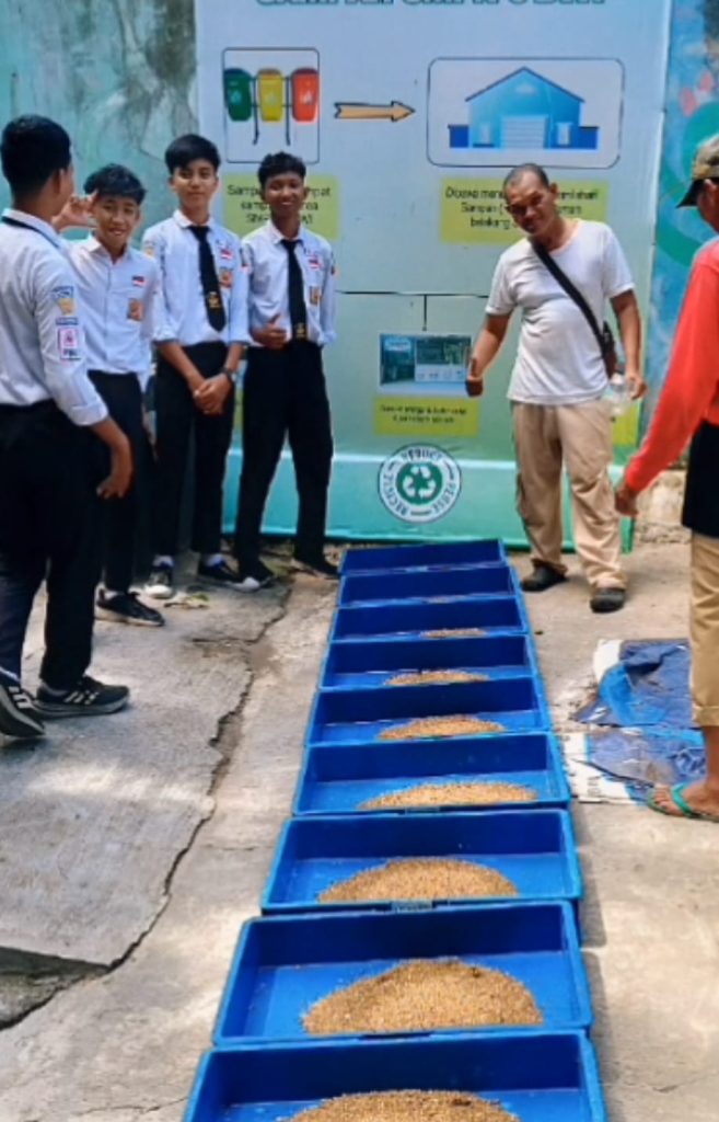 Budidaya Maggot Batch 4 SMPN 3 Banyuwangi Terus Berlanjut melalui Inovasi SEMULUR MUNGKUR