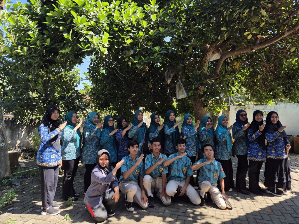 PKK Kecamatan Blimbingsari Studi Tiru Pengelolaan Sampah di SMP Negeri 3 Banyuwangi